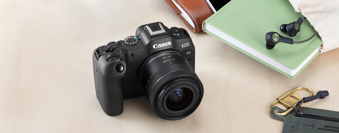Canon EOS R8 là máy ảnh không gương lật full-frame chỉ nặng khoảng 461g nhưng sở hữu sức mạnh vượt trội với hiệu suất cao. Đây là công cụ tạo nội dung lý tưởng dành cho các nhiếp ảnh gia và nhà quay phim vừa chớm nở, những người cần một thứ gì đó mạnh mẽ nhưng vẫn có thể di chuyển được và phù hợp với tương lai.